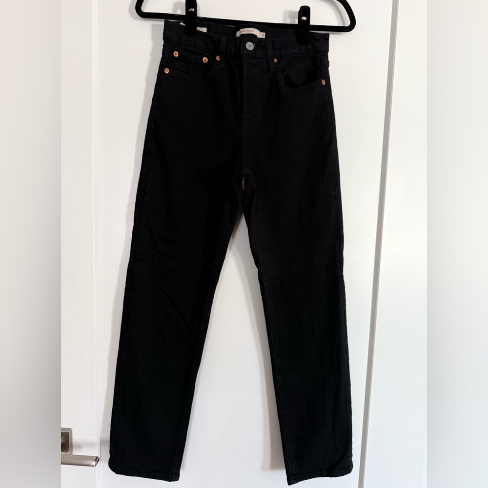 Levi’s Wedgie Straight Ankle - Black 
Size: 25
High Rise: 10 7/8
Inseam: 26”